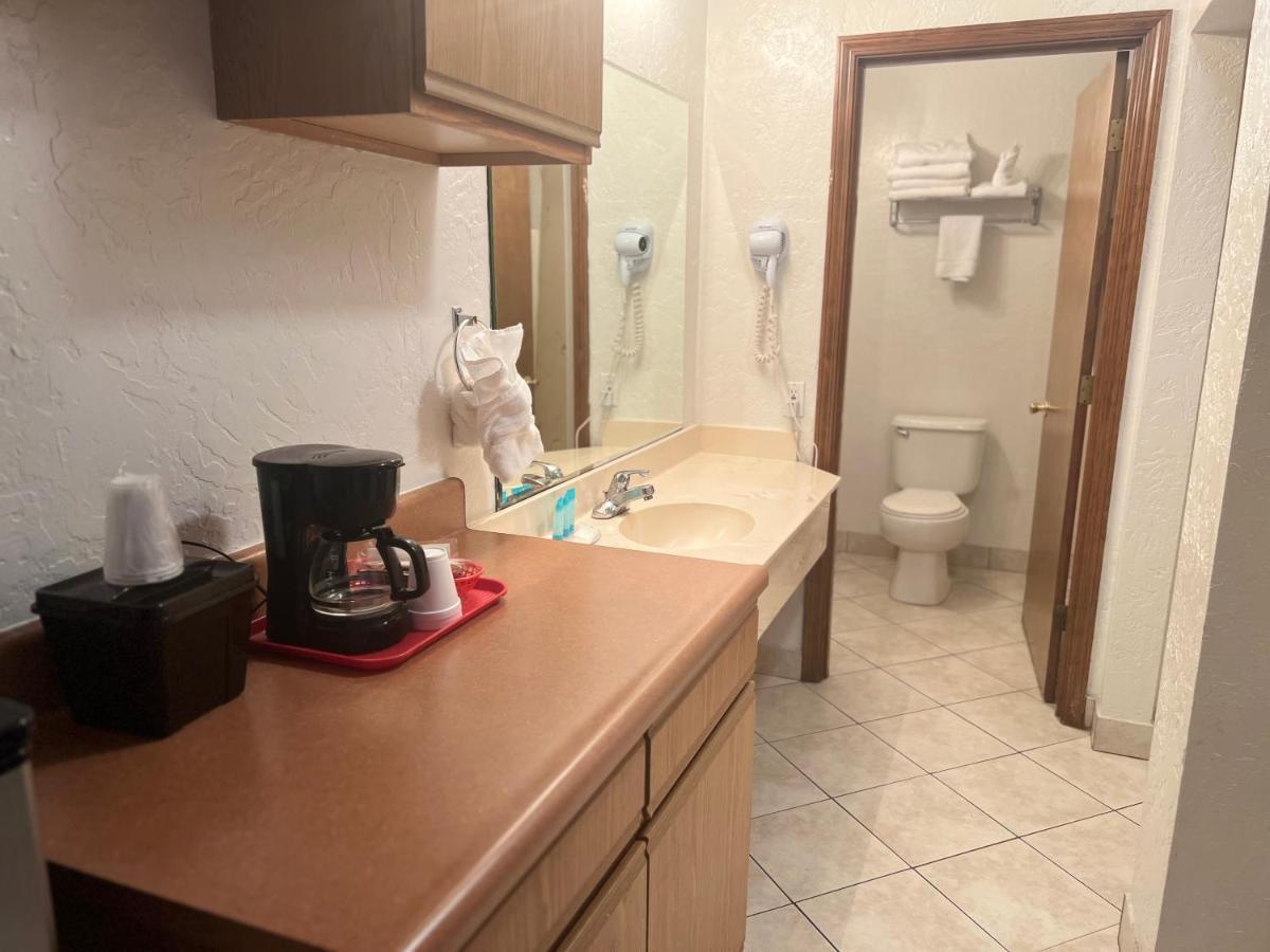 Red Carpet Inn Medford Bagian luar foto