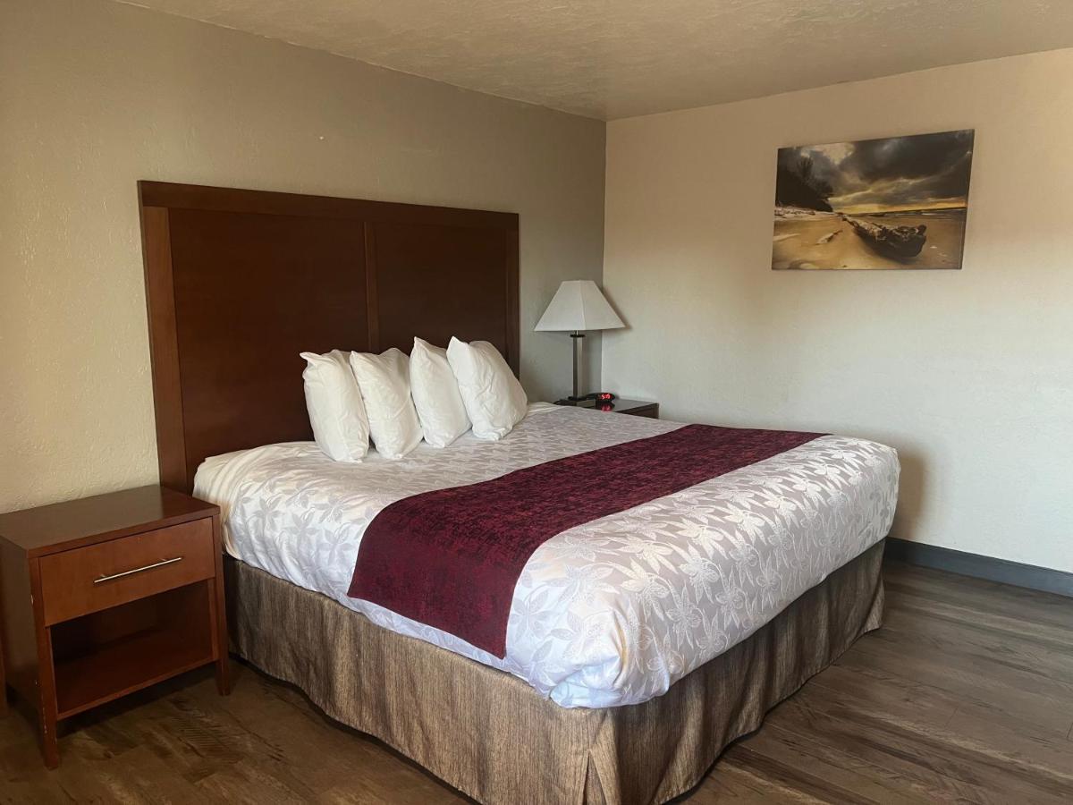 Red Carpet Inn Medford Bagian luar foto