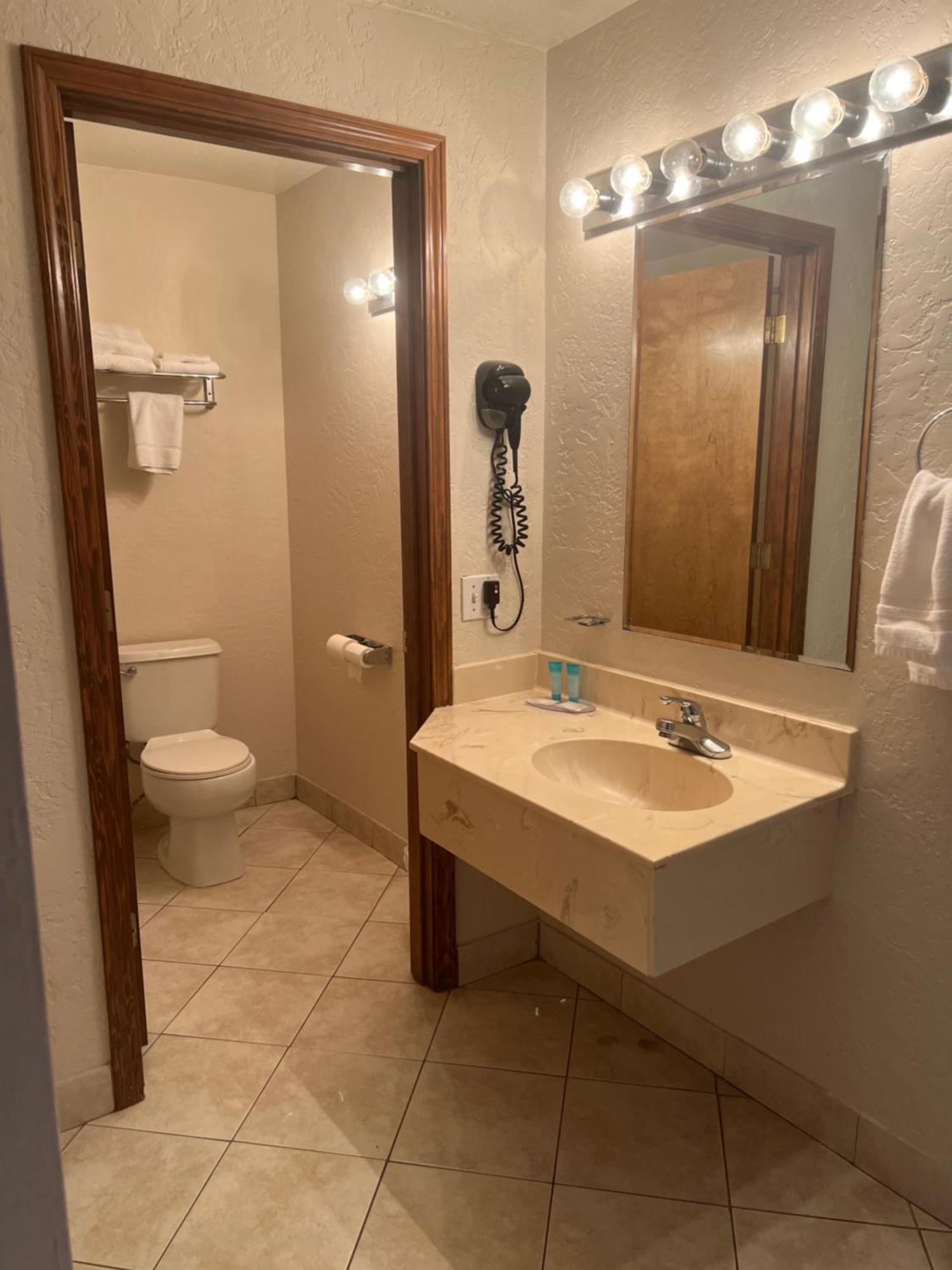 Red Carpet Inn Medford Bagian luar foto