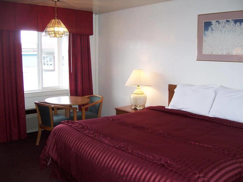Red Carpet Inn Medford Bagian luar foto