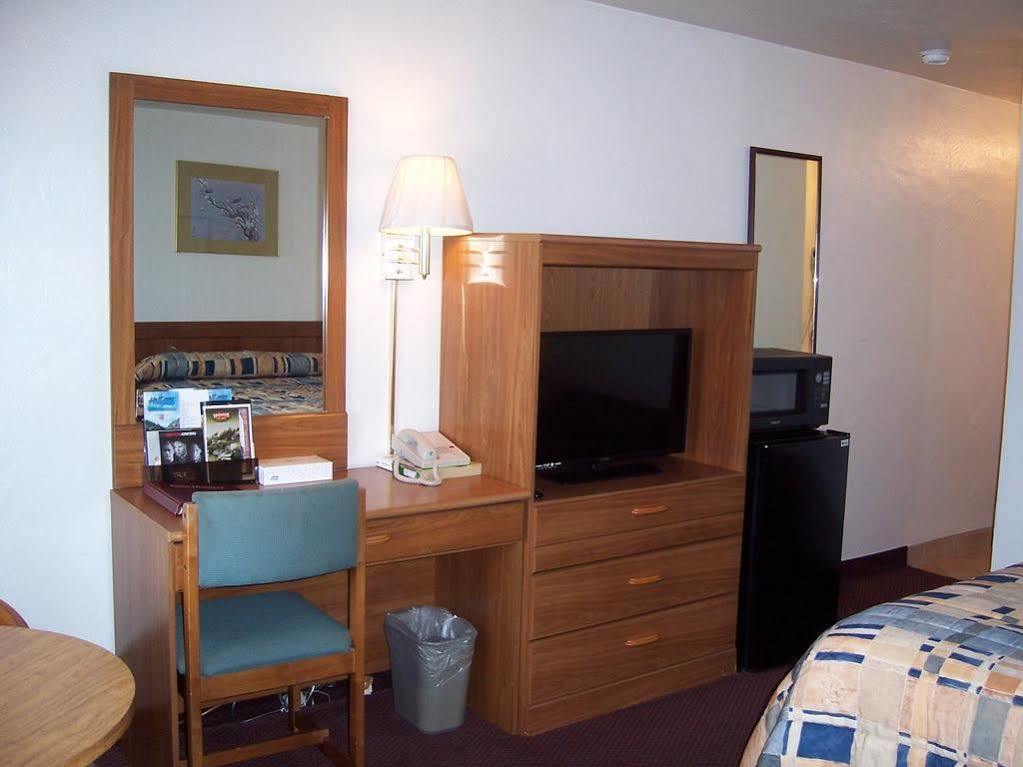Red Carpet Inn Medford Bagian luar foto