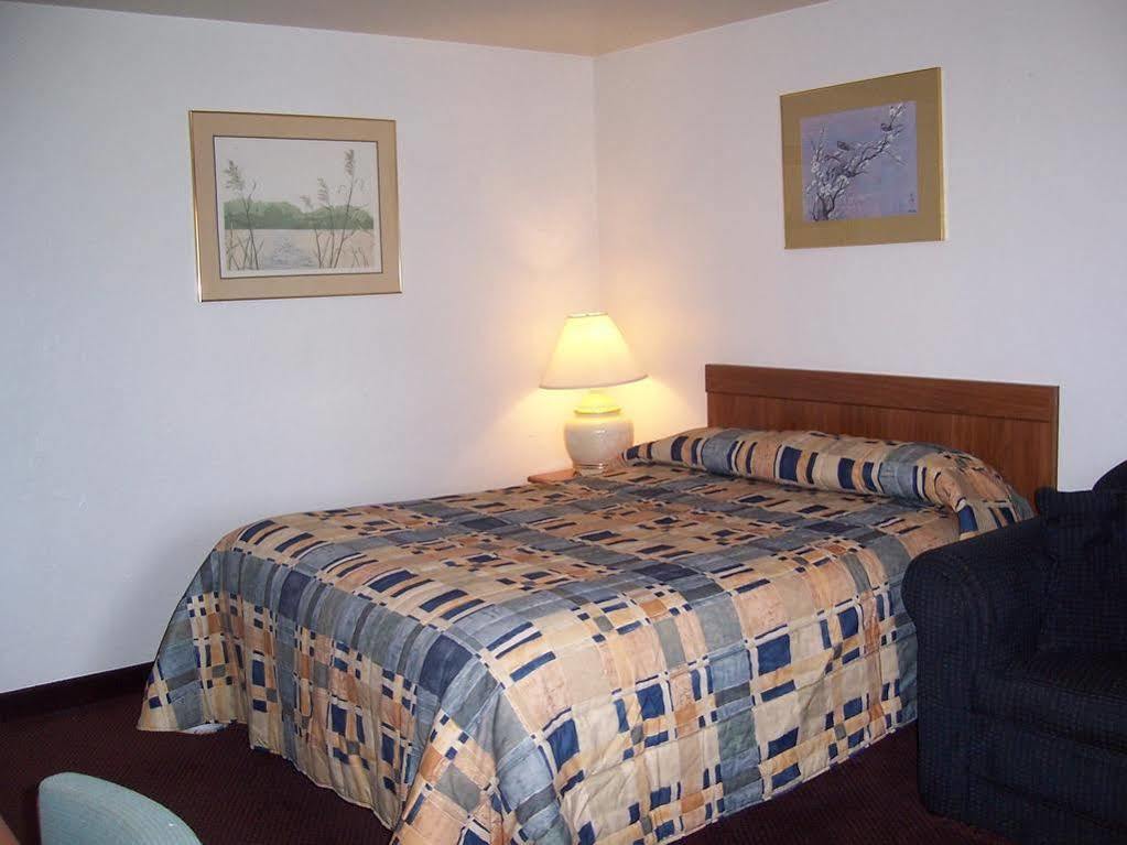 Red Carpet Inn Medford Bagian luar foto