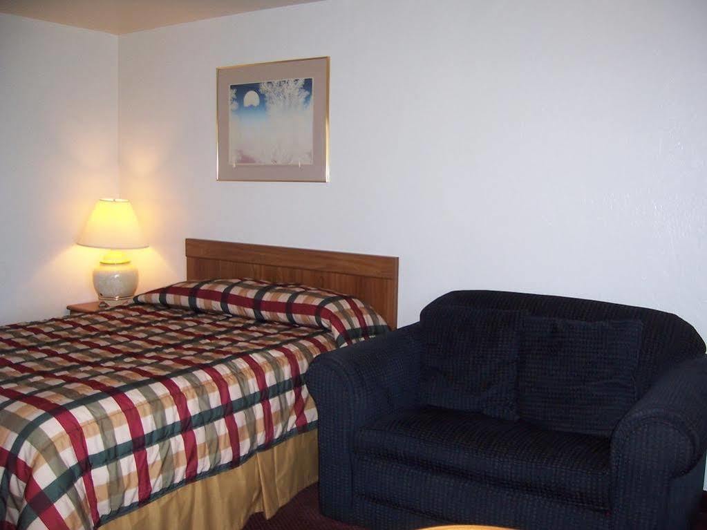 Red Carpet Inn Medford Bagian luar foto