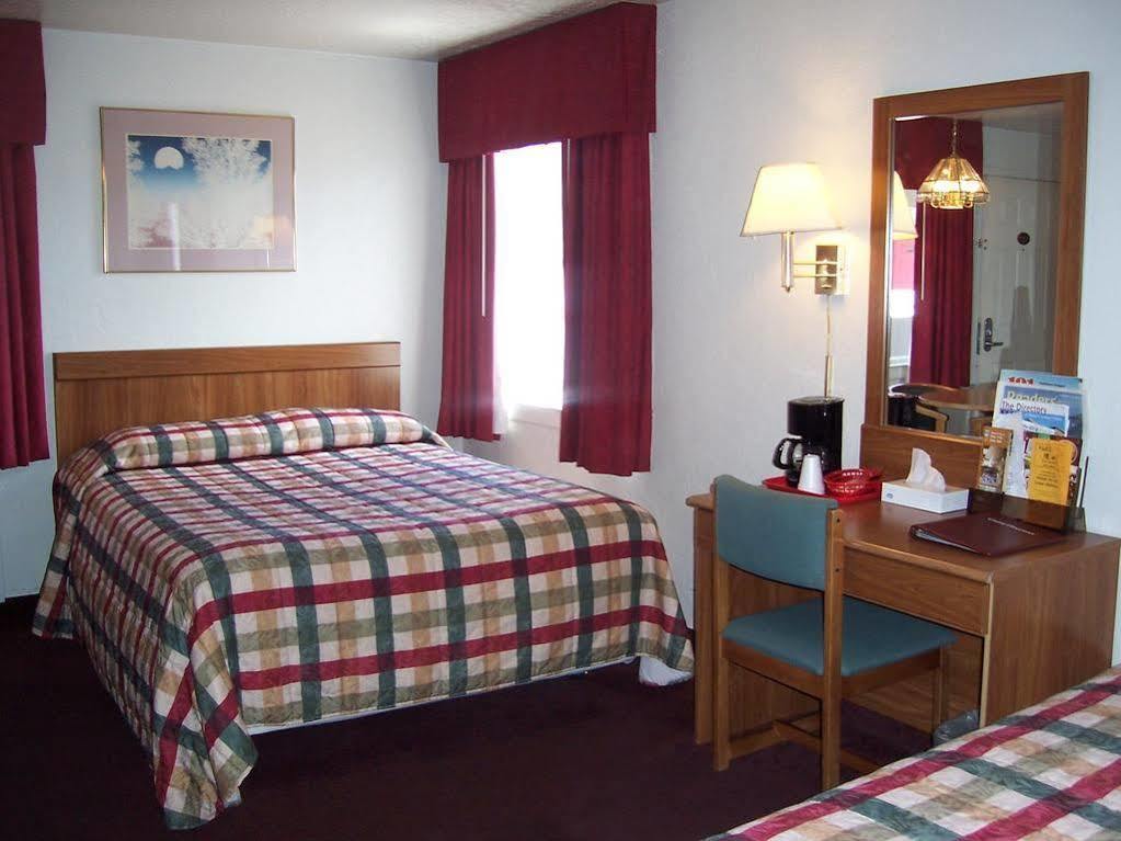 Red Carpet Inn Medford Bagian luar foto